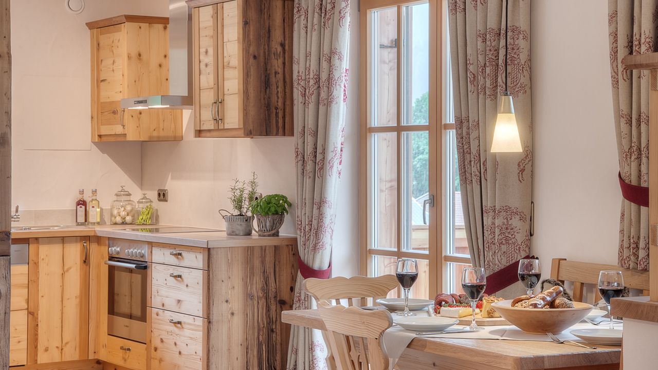 Essgruppe und vollausgestattete Küche Essgruppe und vollausgestattete Küche